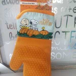 PEANUTS SNOOPY SILICONE OVEN MITT